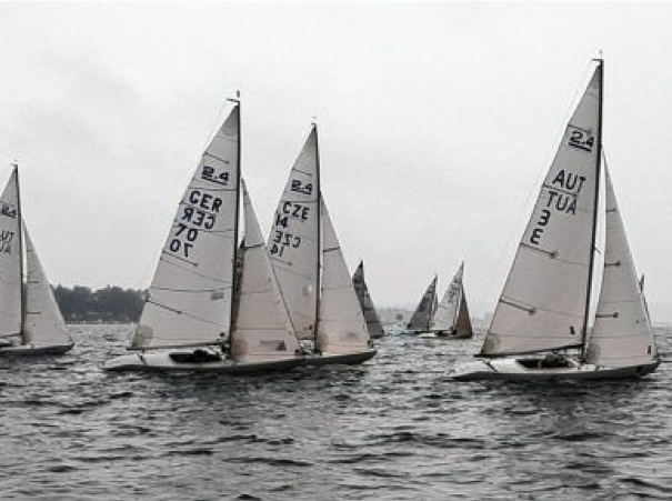 Die 2.4 mR segelten bei Dauerregen auf dem Chiemsee. FOTO BLANK
